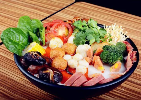 开一家麻辣烫店该如何选择加盟还是自己创业？