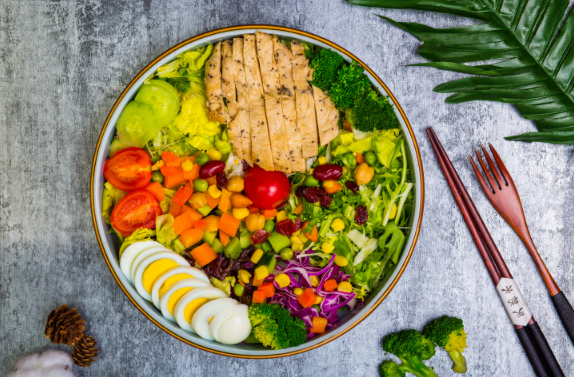 怎么样才能在轻食店加盟中赚到钱？利润分析详解