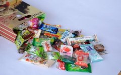 80后创业开零食加盟店月赚上万元