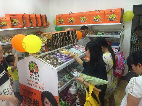 开零食店选一扫光生意火爆 加盟商笑开花
